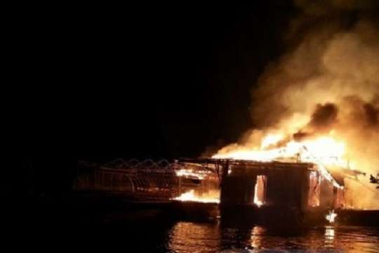 Вночі у Києві згорів ресторан, очевидці чули вибух 