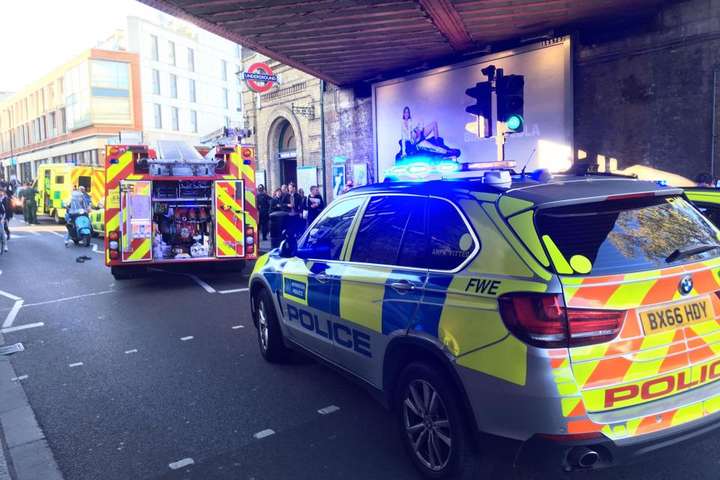 Взрыв в лондонском метро расследуют как теракт: 20 пострадавших