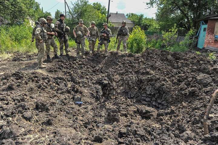 Бойовики випустили 60 мін по позиціях сил АТО біля Кримського, один боєць отримав поранення