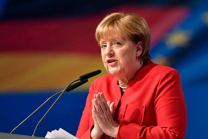Меркель повідомила подробиці розмови з Путіним про миротворців на Донбасі