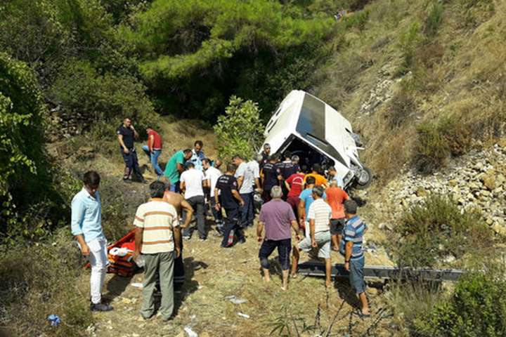 У Туреччині автобус із туристами зірвався зі скелі: є загиблі
