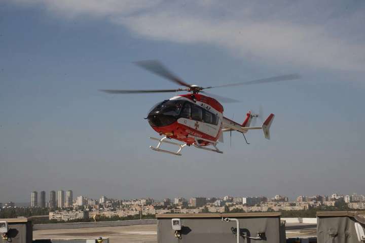 Вертоліт вперше сів на даху Інституту серця, доставлячи пацієнта (відео)