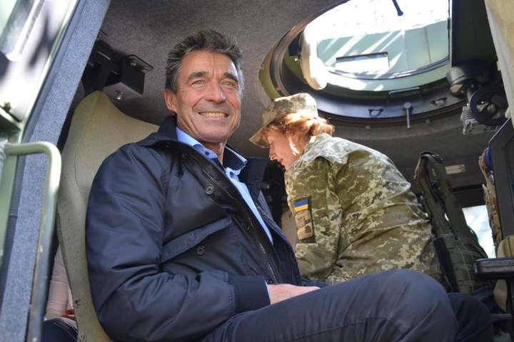 Екс-генсек НАТО висадився на Донбасі