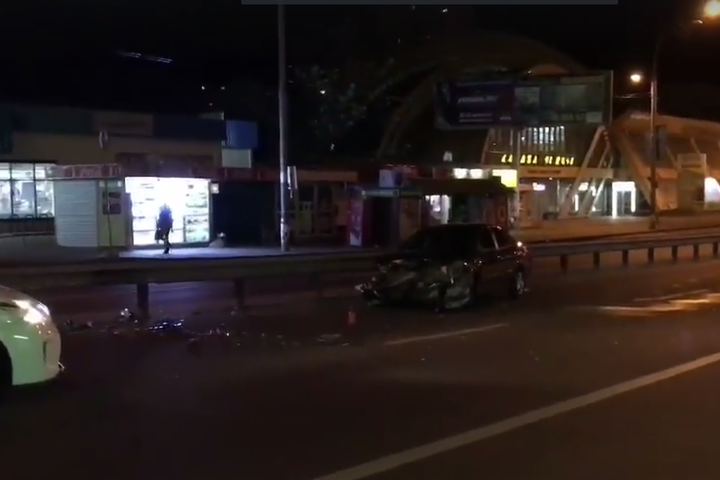 У Києві автівка, в якій знаходився п’яний баскетболіст, протаранила відбійник