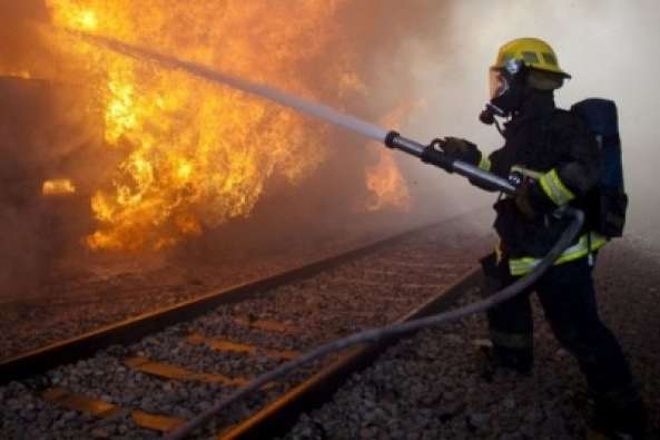 Уночі на під Києвом горів потяг: вогнем знищено локомотив