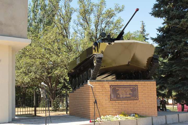 ЗМІ: в центрі окупованого Луганська підірвали пам’ятник бойовиків
