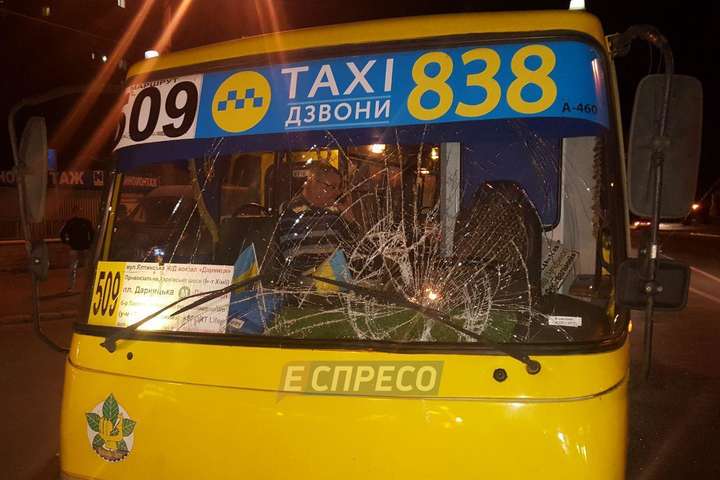 У Києві маршрутка насмерть збила чоловіка, який перебігав дорогу
