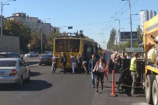 Кияни, щоб встигнути на роботу, штовхали тролейбус (фото)