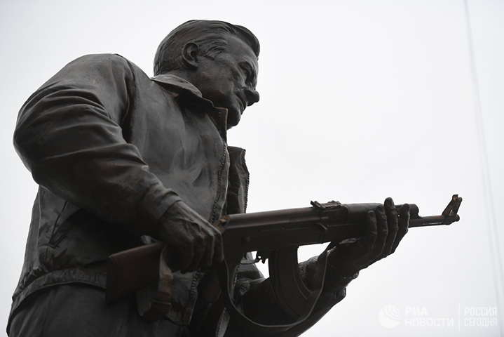 «Культурный бренд России»: в Москве появился памятник Калашникову