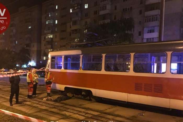 З’явилися нові подробиці наїзду трамваю на жінку з дитиною у Києві