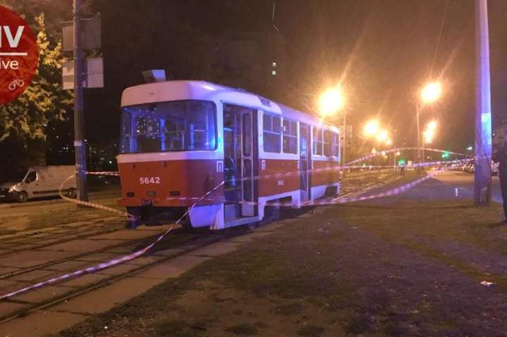 На Харківському шосе в Києві трамвай збив людину. Фоторепортаж з місця ДТП