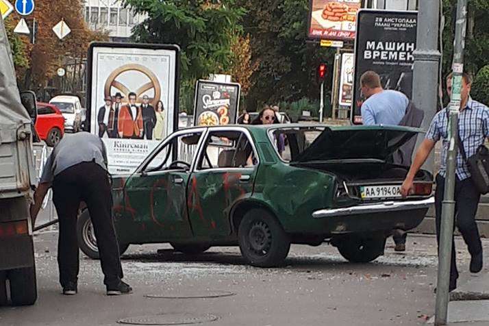 Необычная акция в Киеве: почему парни с битами «разнесли» авто