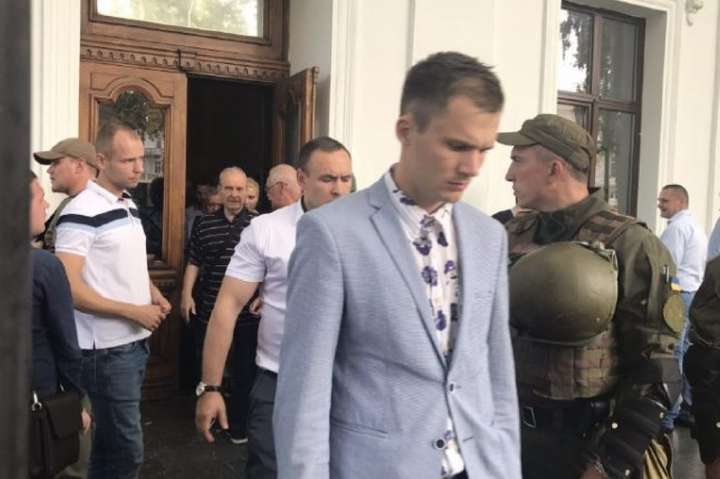 ЗМІ: Під час евакуації з сесії депутати Одеської міськради забули «темники» із вказівками, як голосувати