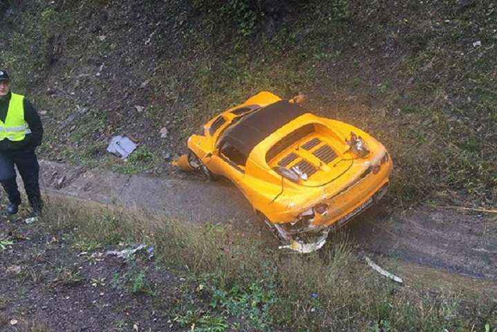 На трасі Київ-Чоп розбився рідкісний спорткар: опубліковано фото