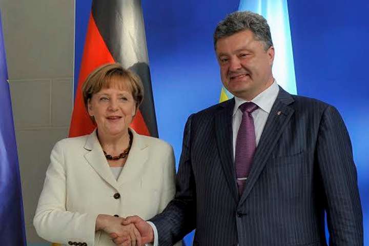 Німецький дипломат розказав, як часто Меркель спілкується із Порошенком