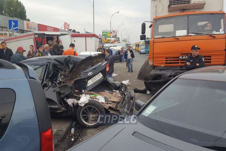 Масштабна ДТП у Києві: пошкоджено шість автівок