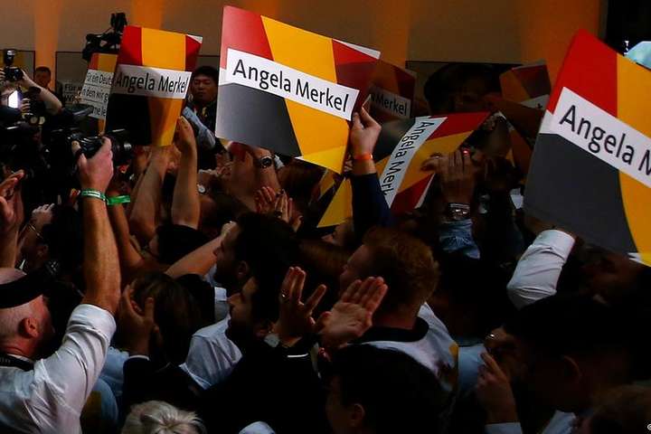 <span>Прихильники ХДС святкують перемогу партії Меркель у Берліні</span>