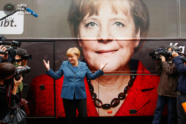 Порошенко і Гройсман привітали з перемогою на виборах «лідера миру і стабільності» Меркель