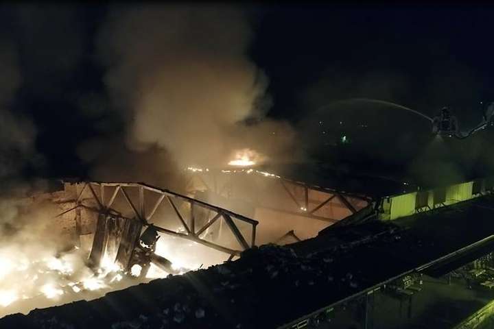 Опубліковано відео масштабної пожежі у Києві: палали складські приміщення площею 2500 кв. м