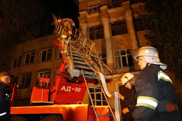 Київські вогнеборці врятували чоловіка під час гасіння пожежі в Інституті технологій