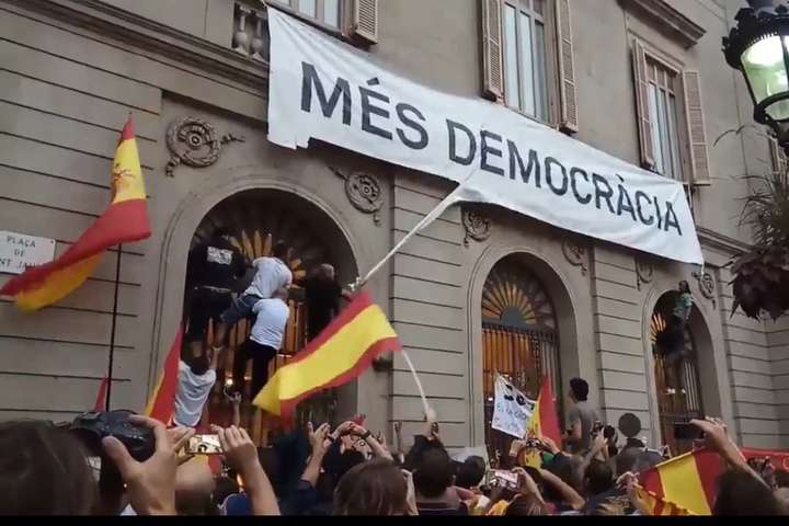 Поліція Іспанії закрила більшість дільниць для референдуму про незалежність Каталонії