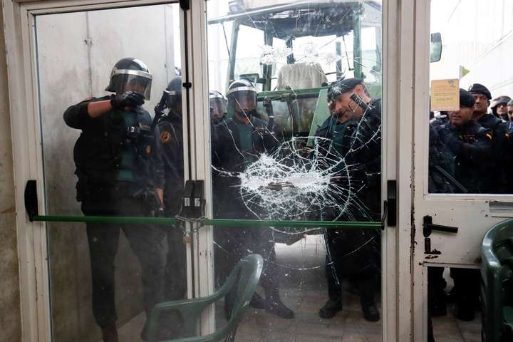 МВС Іспанії заявляє про 431 пораненого поліцейського під час сутичок з прибічниками референдуму 