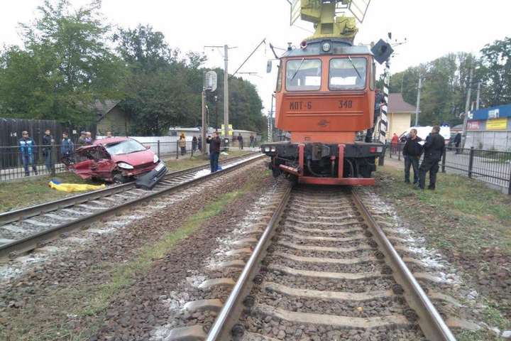 Смертельное ДТП под Киевом: поезд протаранил автомобиль
