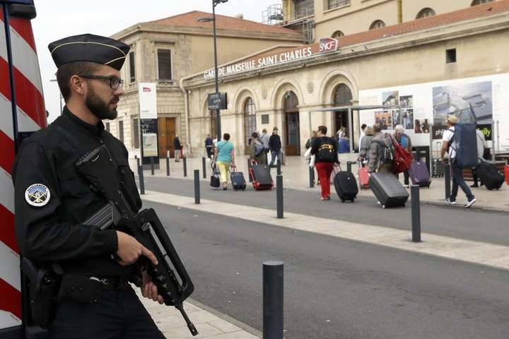Поліція арештувала п’ятьох осіб за підготовку вибуху в передмісті Парижа