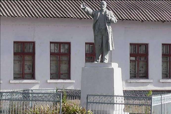 На Одесчине устроили «диверсию» с памятниками Ленину и Калинину
