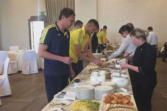 Що футболісти їдять у таборі національної збірної України