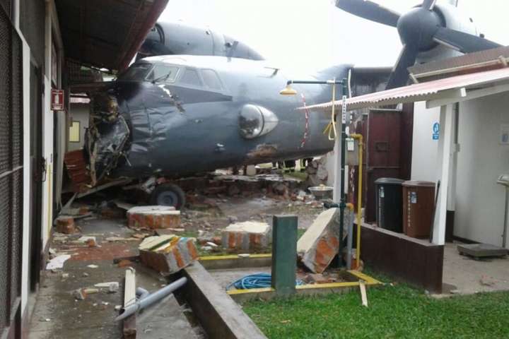 Літак Ан-32 у Перу протаранив поліцейську базу