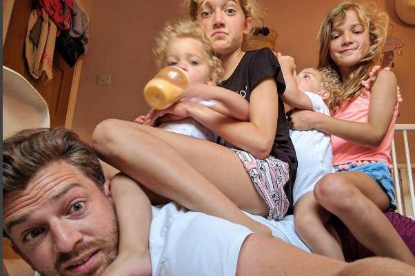 Тато чотирьох донечок підкорює мережу блогом про хаос у своєму домі