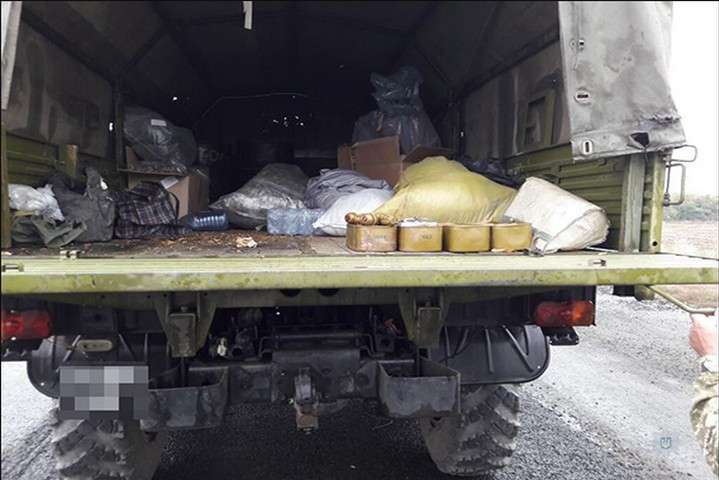 На Дніпропетровщині правоохоронці затримали вантажівку з боєприпасами