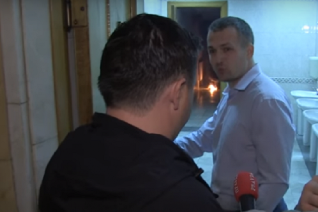 Нардепи Левченко і Семенченко в туалеті Ради «тестували» димову шашку (відео)