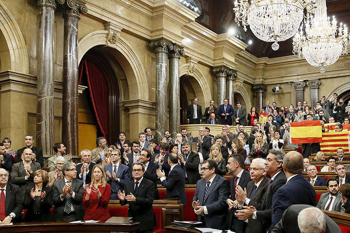 Парламент Каталонії проведе засідання щодо незалежності, попри забору суду