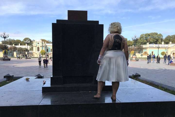 Активістка Femen із намальованим надгробком на спині «привітала» Путіна із днем народження