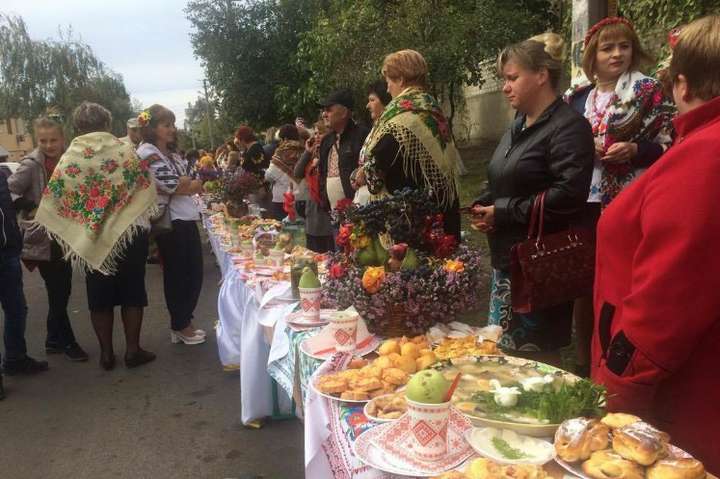 Рекорд України: на Одещині накрили найдовший святковий стіл