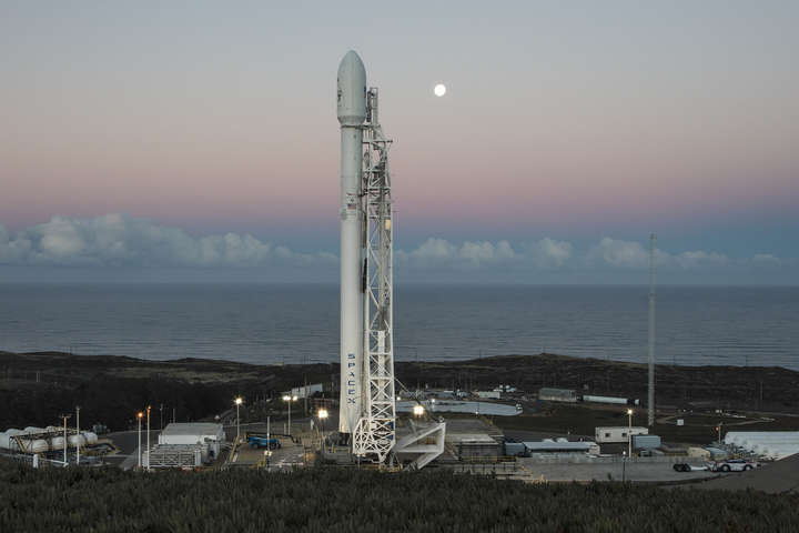 SpaceX ��������� ������ Falcon 9