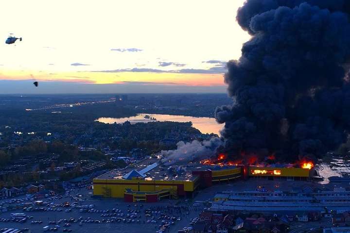 У Москві палає торговий центр: пожежу гасять вертольотами (фото, відео)