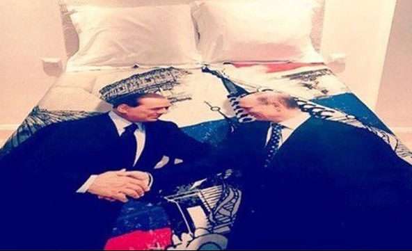 Берлусконі подарував Путіну постільну білизну з їх спільним фото