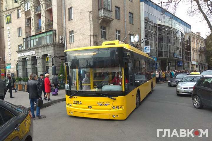 У центрі Києва тролейбус не витримав натиску пасажирів і «приліг» 