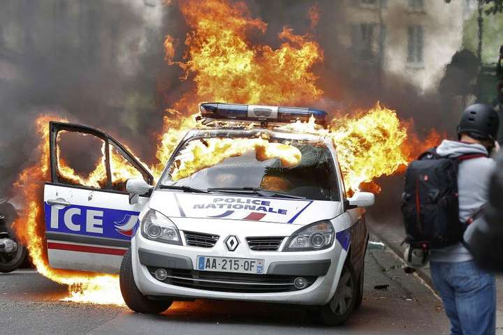 У Парижі винесли вироки дев'ятьом антифашистам за жорстокий напад на поліцейських