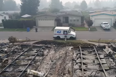Жуткое видео: дрон снял, как развозят почту по сгоревшему городу в США