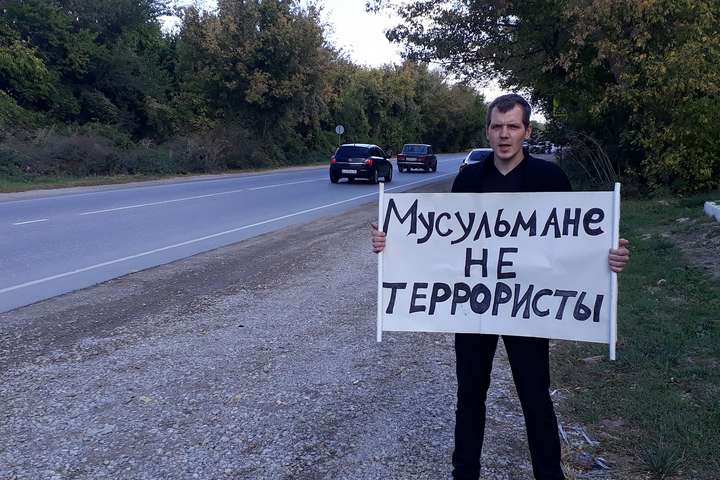 В окупованому Криму затримали активістів, що вийшли на одиночні пікети