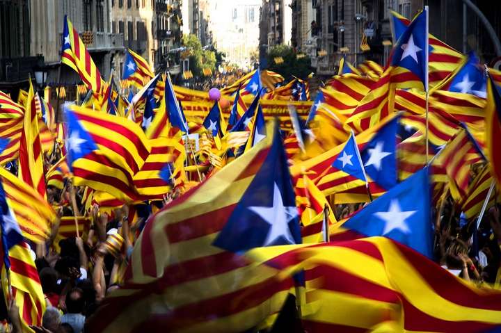 Керівництво Іспанії погрожує ліквідувати автономію Каталонії
