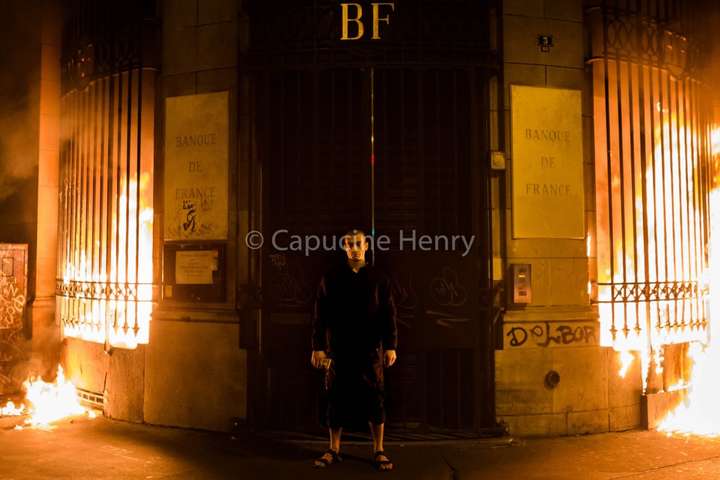 Скандальний художник Павленський підпалив будівлю Банку Франції 