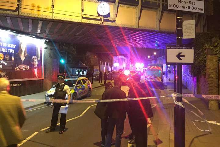 В Лондоні невідомий з ножем напав на перехожих, є загиблий та постраждалі