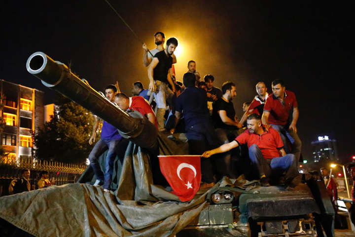 Уряд Туреччини продовжив режим надзвичайного стану