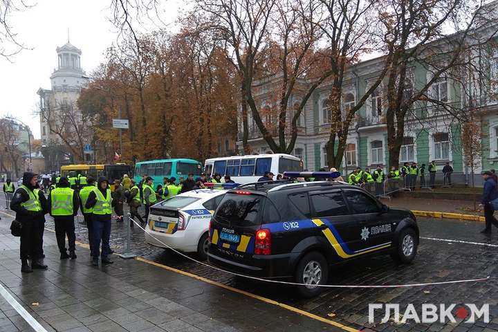 Урядовий квартал у Києві оточили силовики 