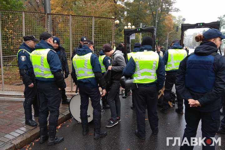 Протести у центрі Києва: поліція оглядає речі людей та автівки 